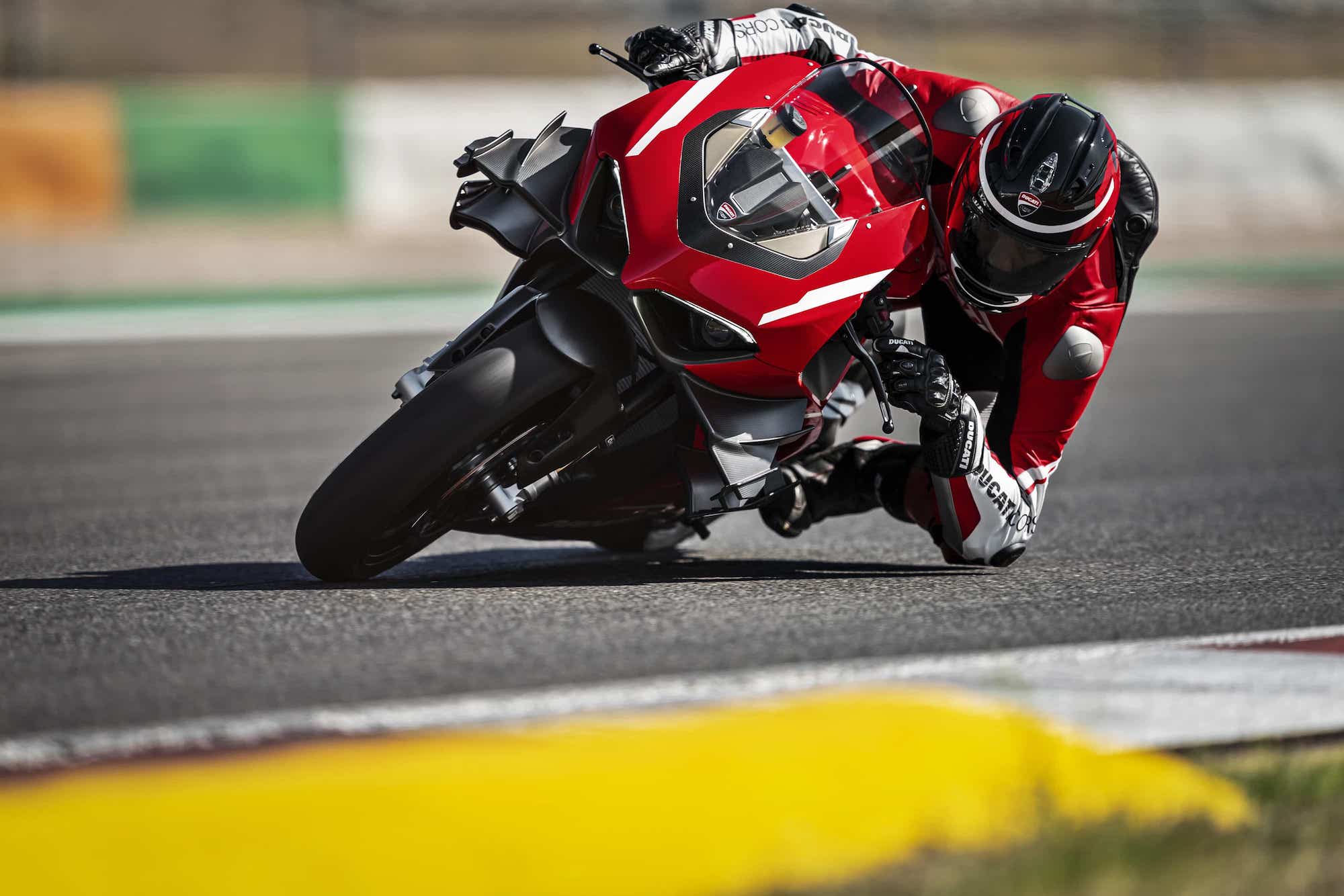 Ducati　最高出力234馬力、乾燥重量159kgのスーパーレッジェーラを発表