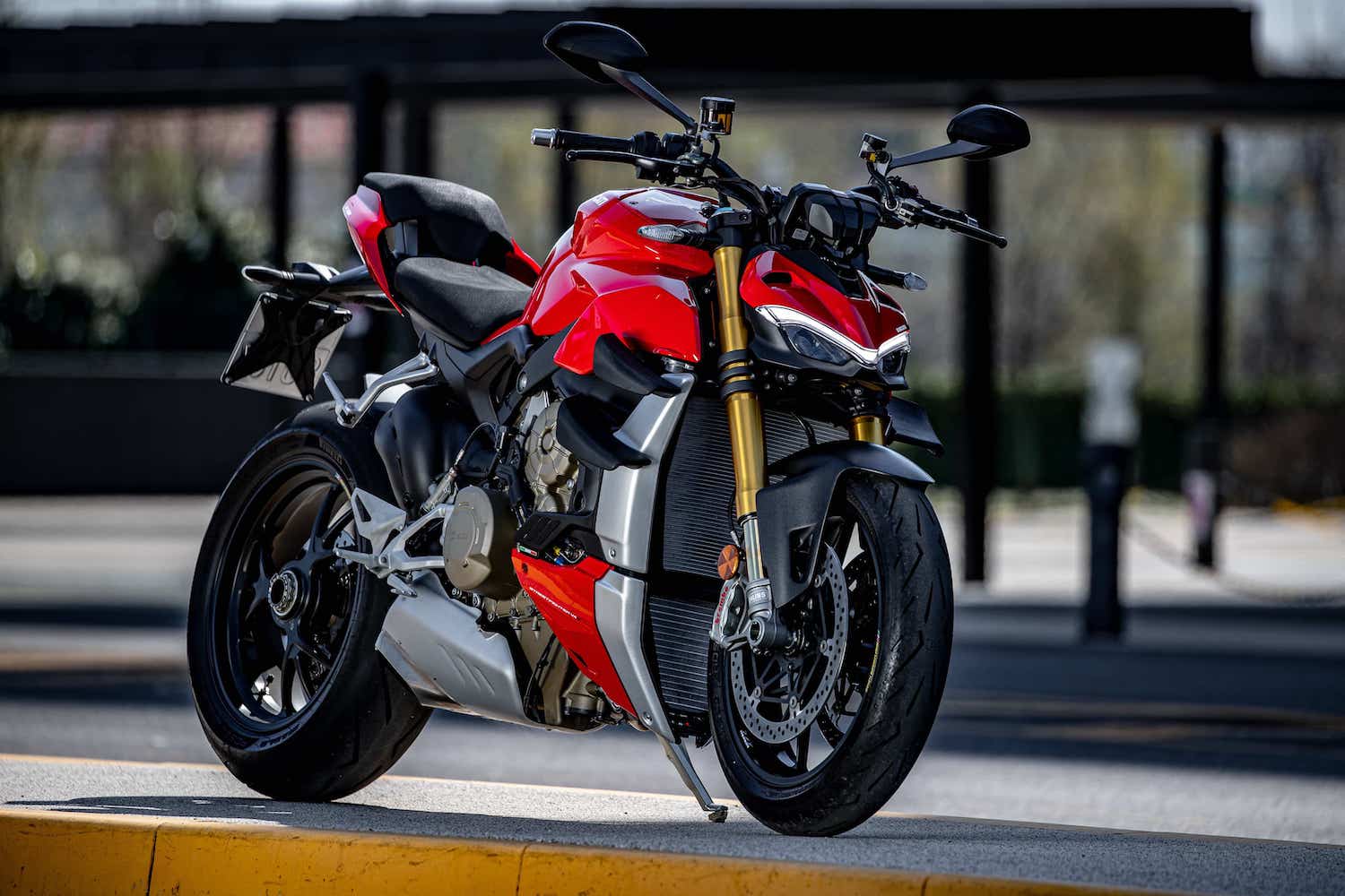 Ducati ネイキッドモデルの頂点に君臨するストリートファイターV4を発表