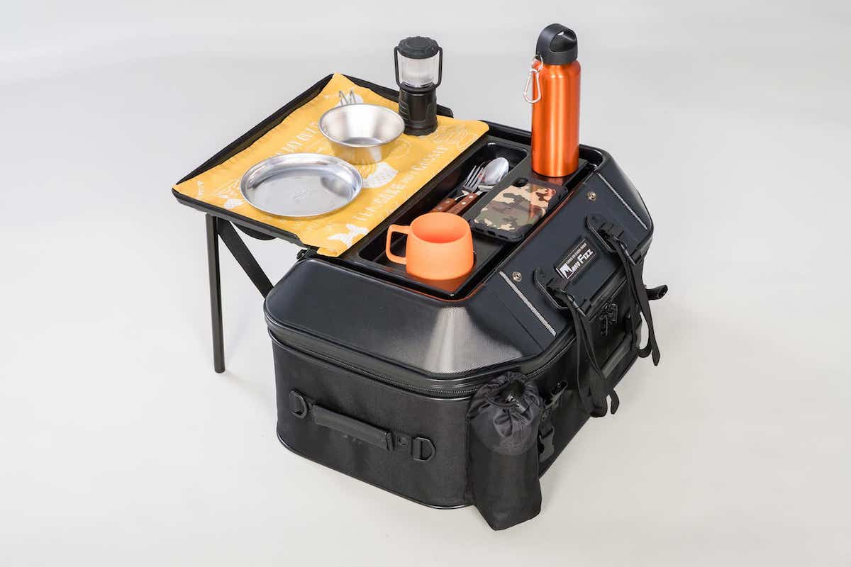シートバッグがキャンプテーブルに変化する Tanax キャンプテーブルシートバッグ発売 気になるバイクニュース