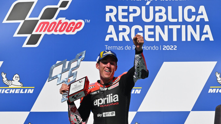 MotoGP2022アルゼンチンGP　優勝アレイシ・エスパルガロ「この優勝はラッキーウィンではなく、アプリリア皆の努力にふさわしい結果」