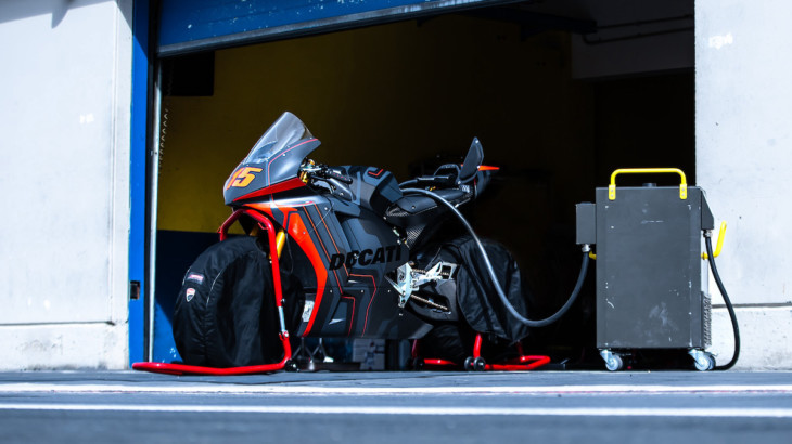 開発が進むDucatiの電動バイク「V21L」