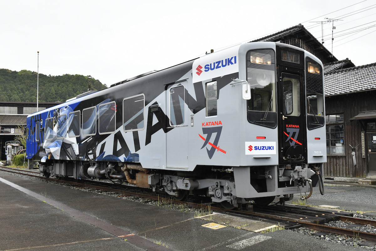 「KATANA」のラッピング列車が新色にリニューアル