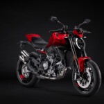 02 – MY26_MONSTER-_RED_STUDIO _16__UC870481_Mid