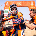 731041_luciano-benavides_KTM_Dakar-Rally-2026_Saudi-Arabia_0553_Podium
